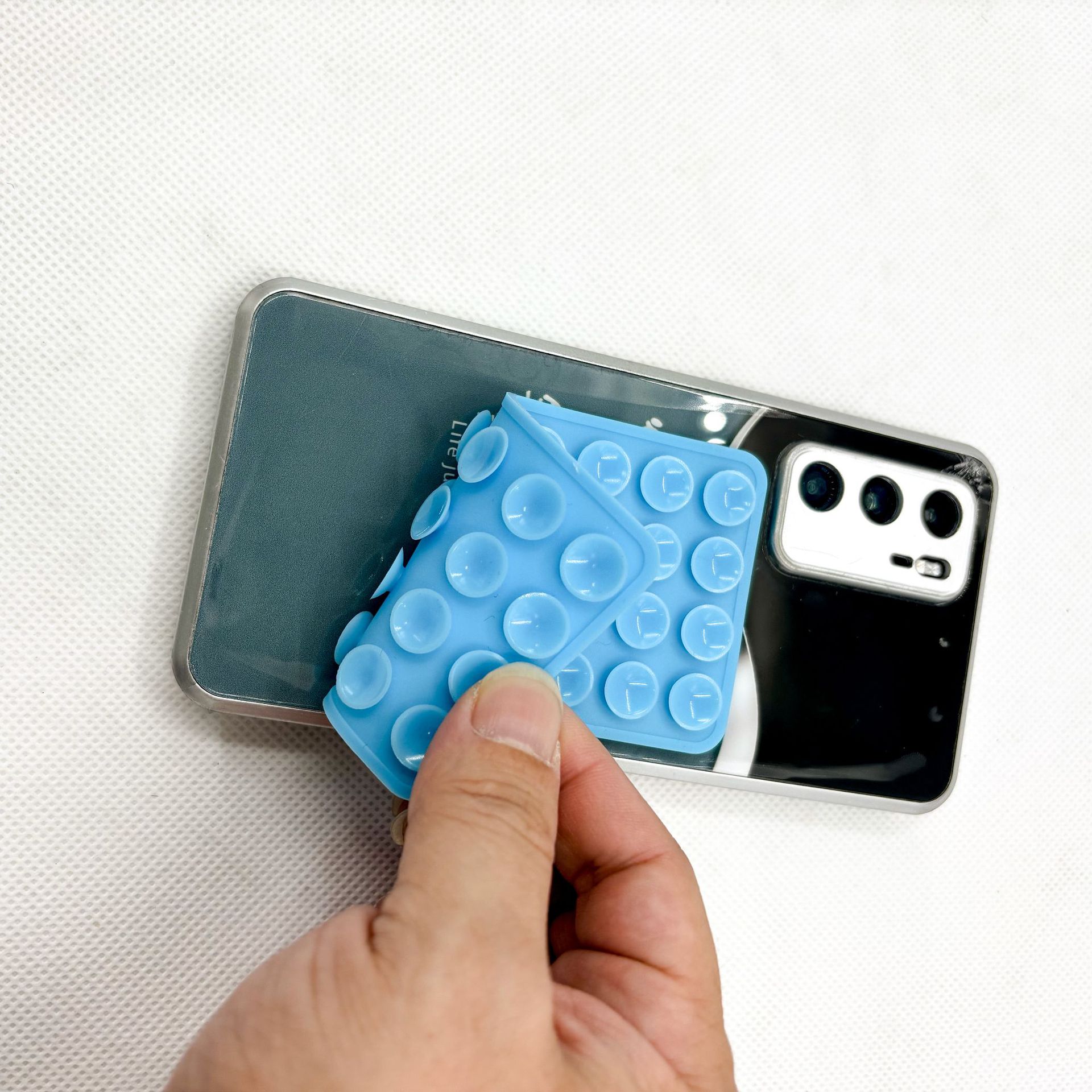 Mobile phone suction cup, cross-border 32-piece double-sided suction cup, tablet pad car stand, strong rectangular silicone suction cup Application Scenario