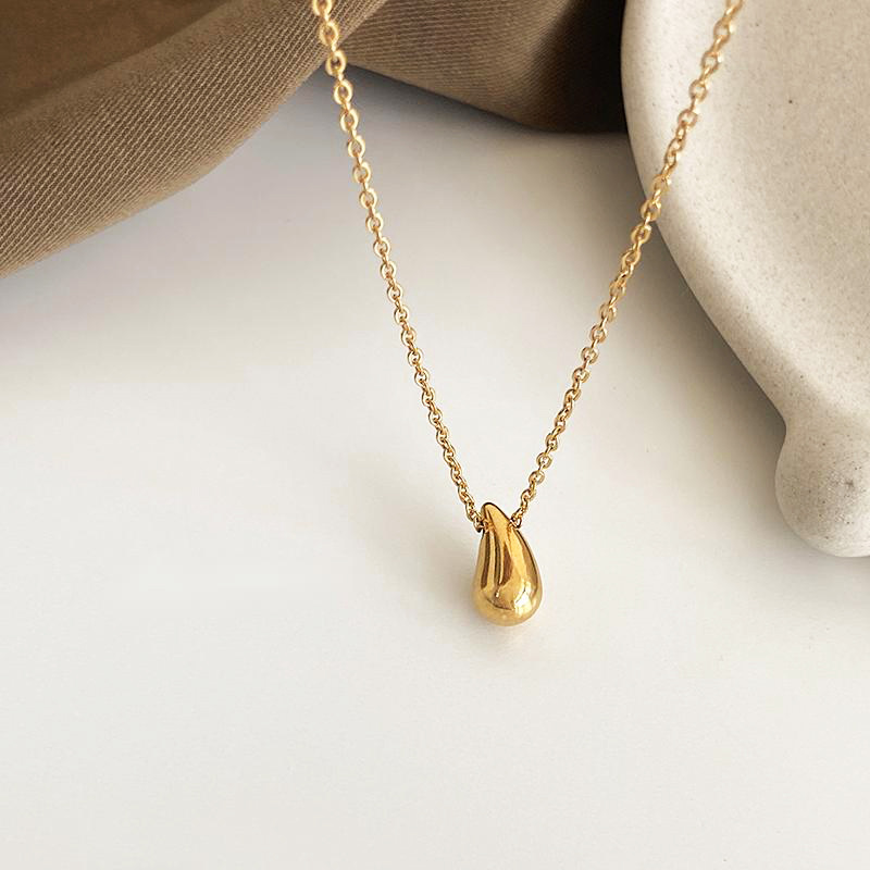 The water drop titanium steel necklace with a light luxury and niche design sense for women, the collarbone chain, a popular hit item, is now available in 2021
