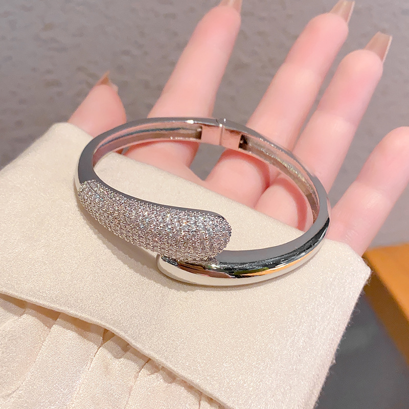 The cold and dazzling starry sky snake-shaped bracelet exudes a sophisticated and high-end feminine charm. It is a versatile and niche design that pairs well with layering details Picture