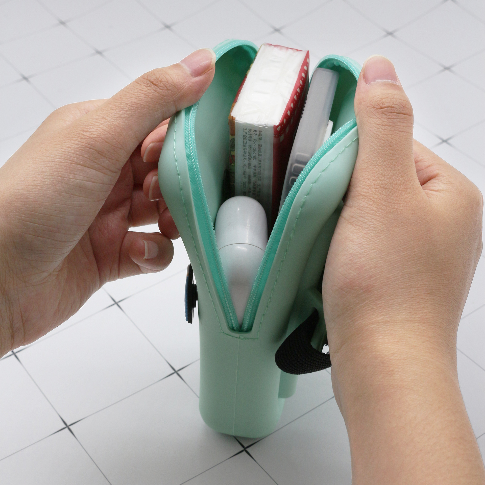 Cross-border bestsellers: stanley water Cup Silicone hole Bag, 40oz Ice Cup, loose change bag, outdoor exercise arm bag details Picture