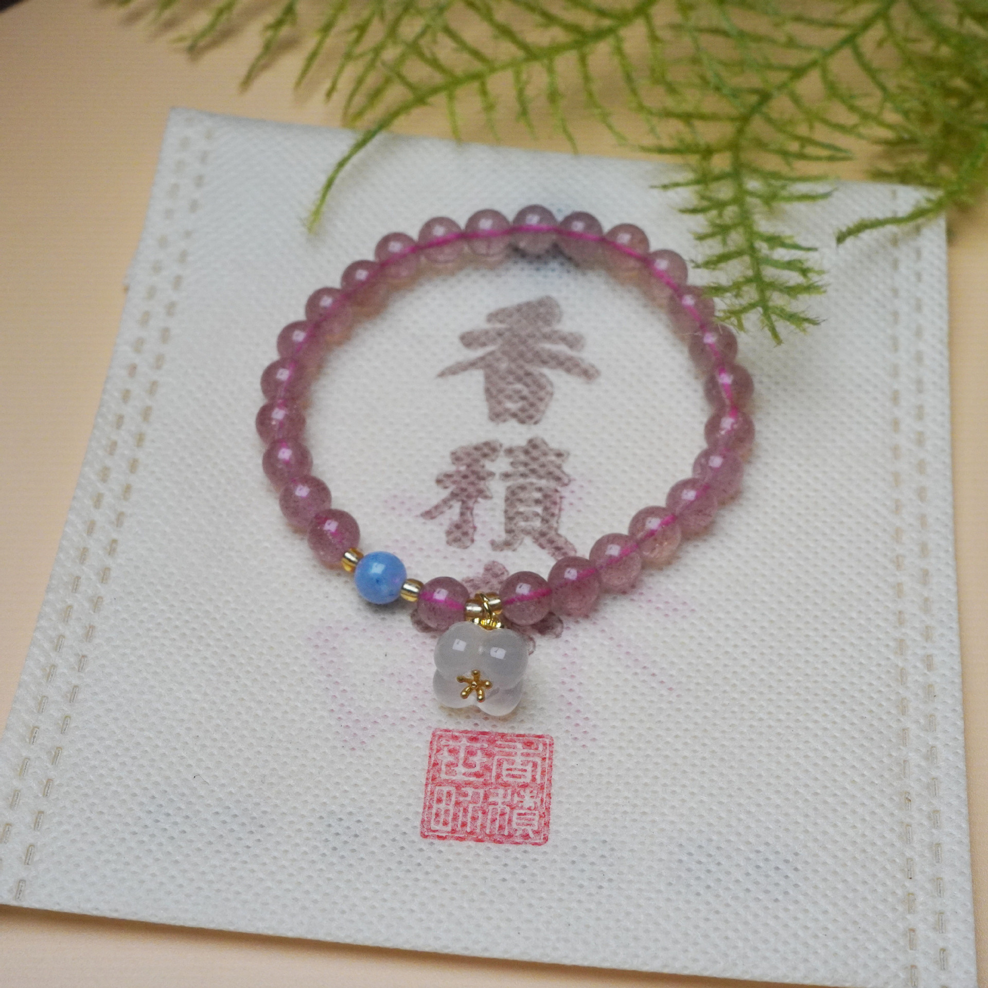 Natural strawberry crystal agate bracelet with beaded beads for women, fresh and sweet peach blossom pendant, high-end bracelet accessory details Picture