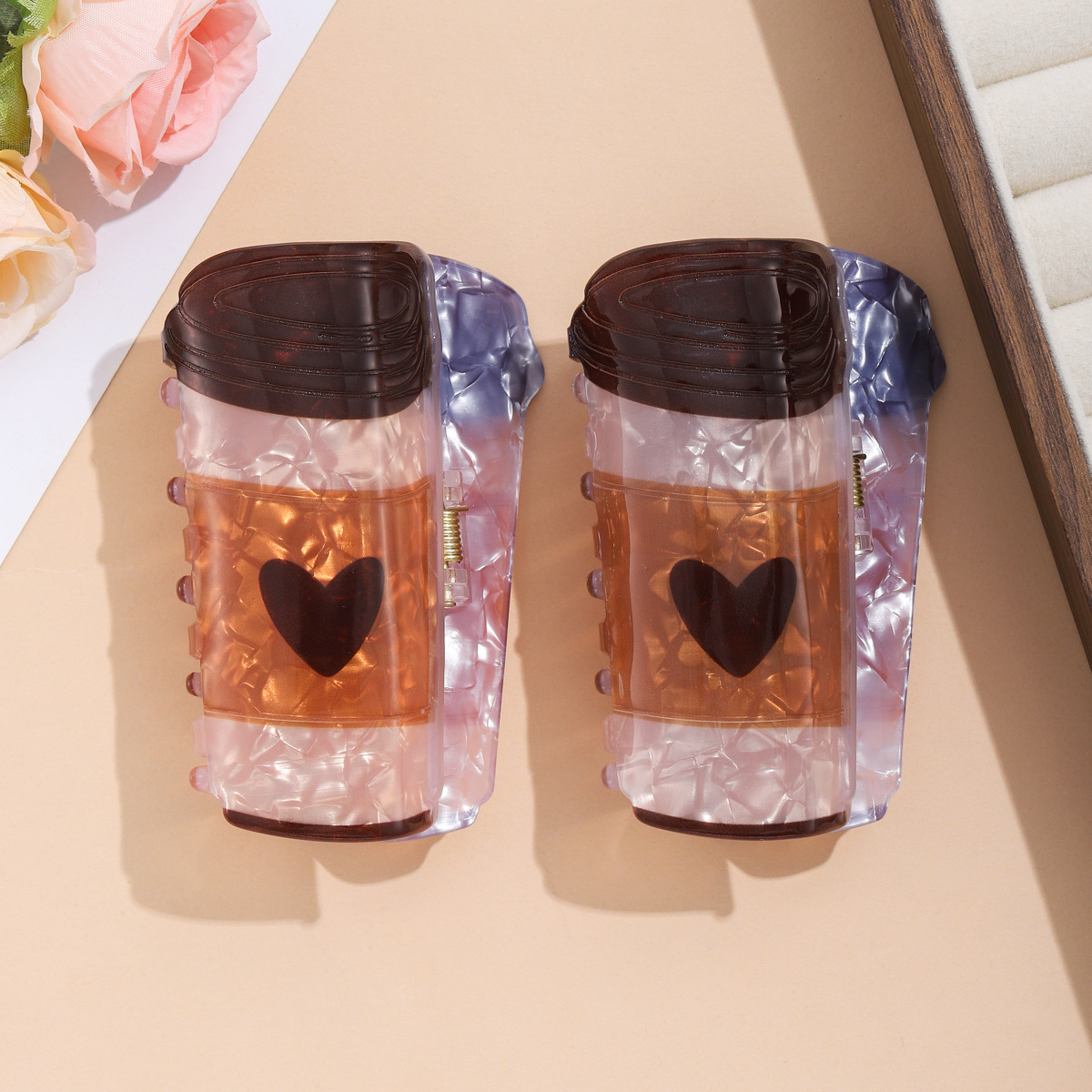 Transparent resin heart-shaped shark clip hair accessory Specification image