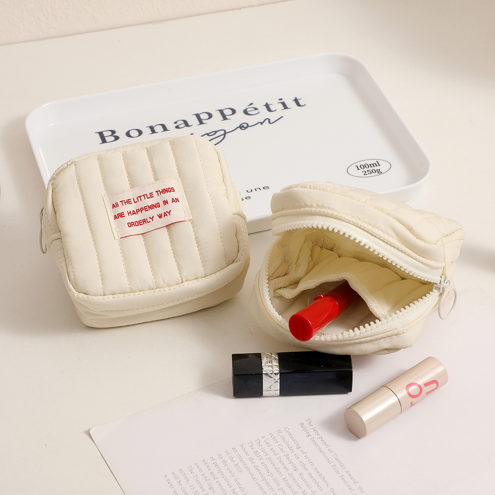 Simple and niche quilted bag for women, portable with high appearance standards, lipstick and cosmetics storage bag, student niche loose change headphones details Picture