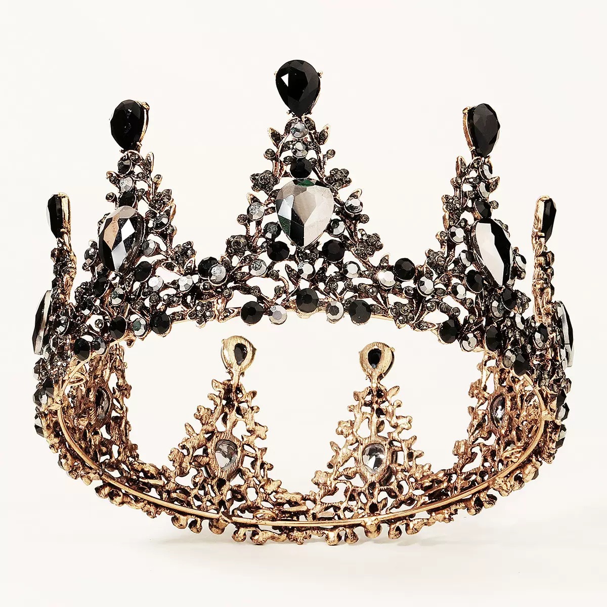 The bride's crown dress, headwear and accessories, a Korean-style, full round, simple and elegant look, set with zircon and rhinestones, was shot in a photo studio details Picture