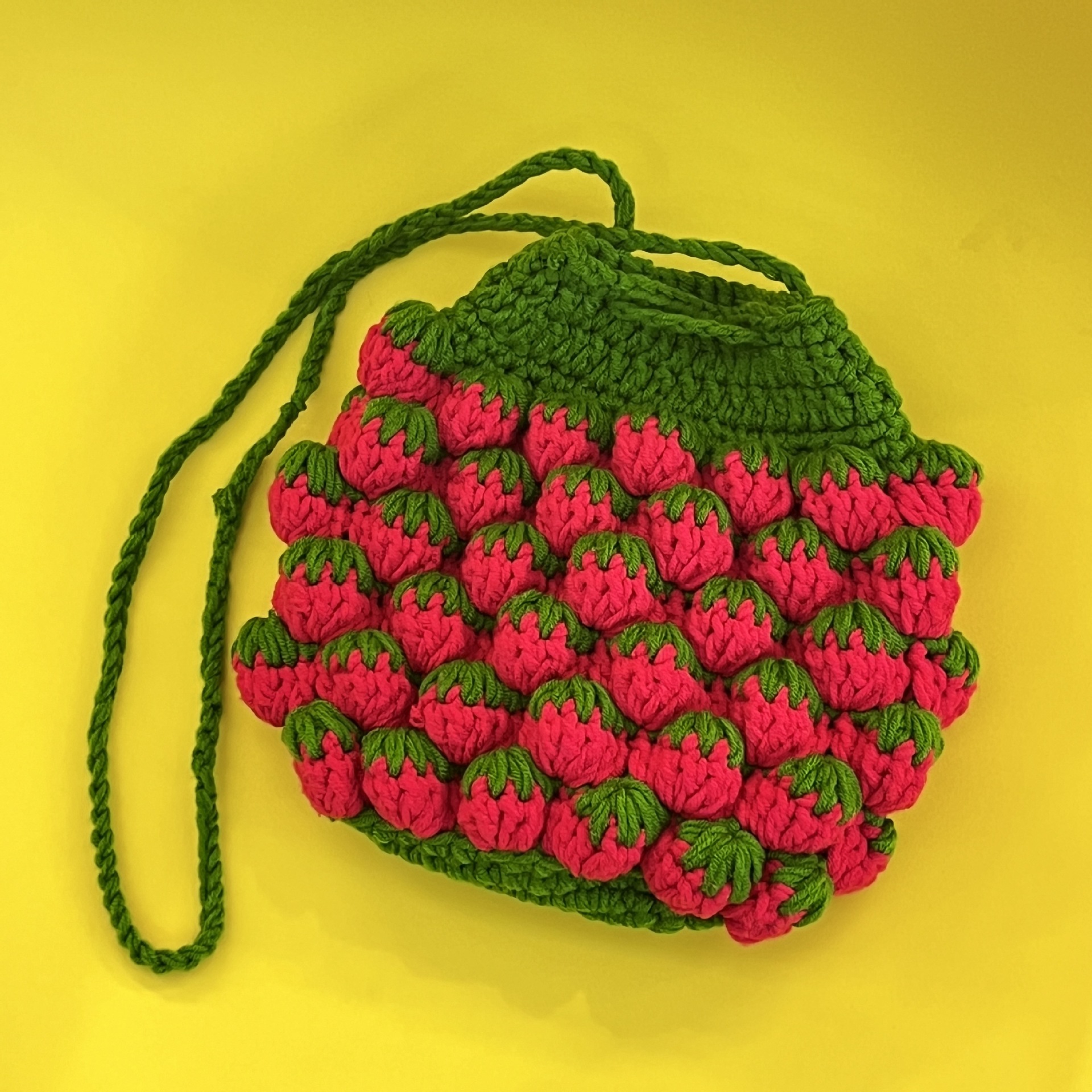 Wholesale of new creative and cute knitted children's bags, cartoon strawberry hand-woven dolls and woolen crossbody bags for autumn and winter