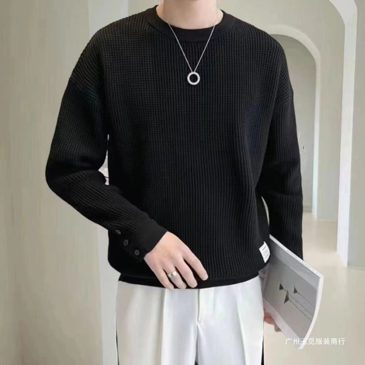 A beige laid-back style top for men, a high-end design for spring and autumn, a long-sleeved shirt from a trendy brand, paired with a round-neck base layer Specification image