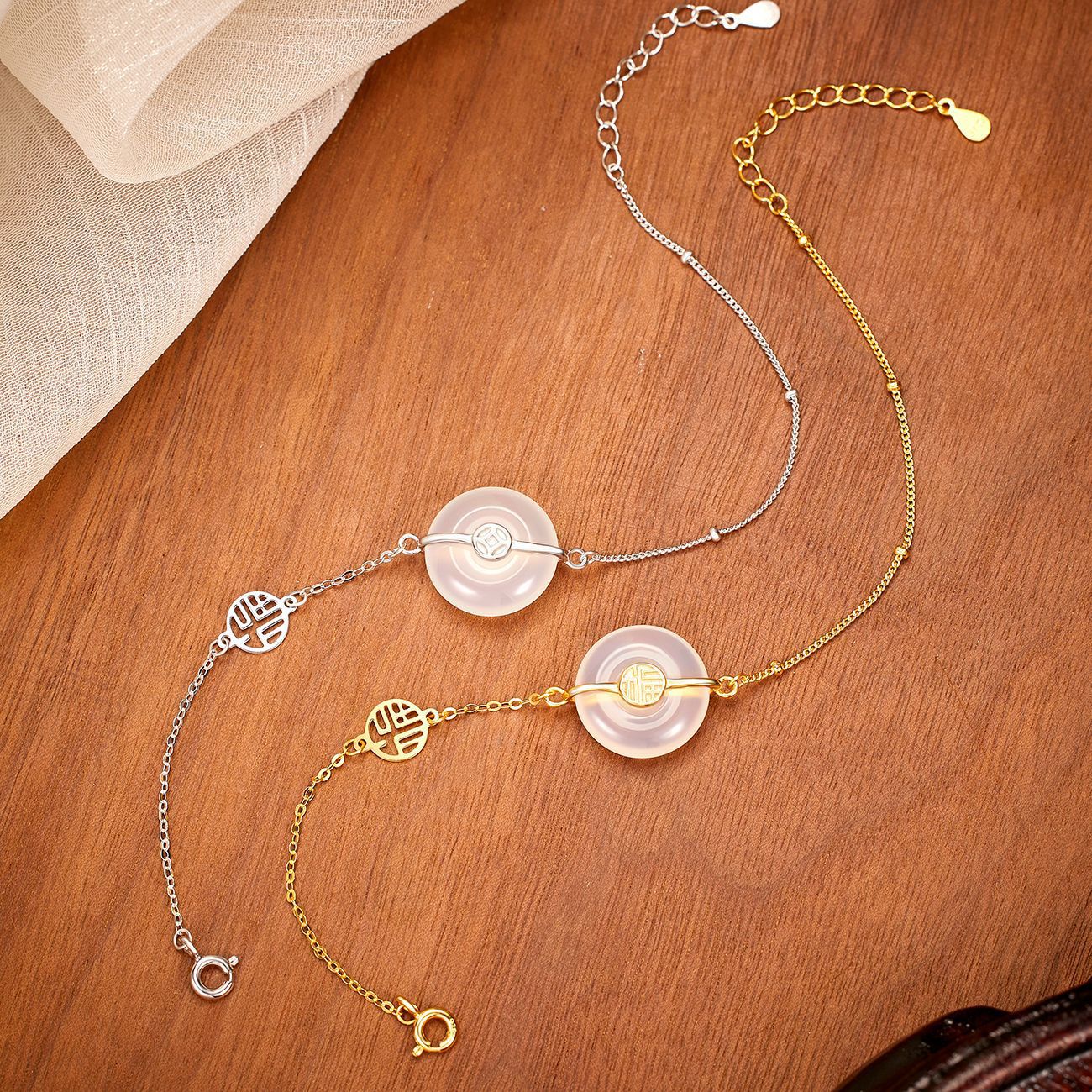 Wholesale of chalcedony bracelets, women's national trend copper coins, "Fu" characters, court style wristbands, light luxury peace pendants and other jewelry Application Scenario