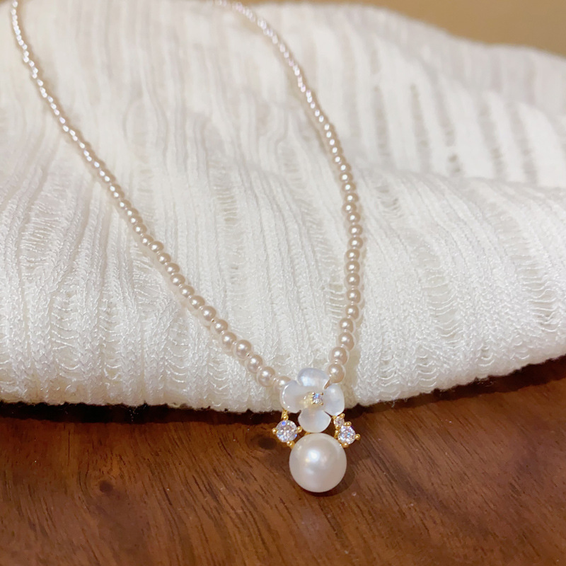 The 2025 new style of elegant, fashionable, gentle and versatile flower pearl pendant necklace with a light luxury and individual design sense collarbone chain Application Scenario