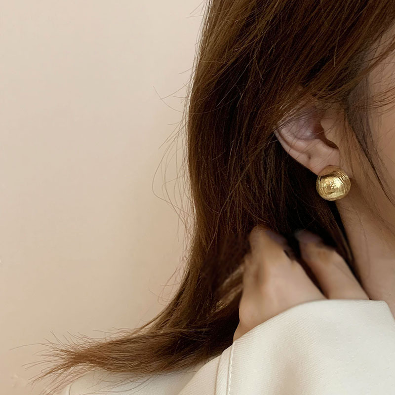 Cold style brushed texture metal ball ear studs for women with a high-end feel, hemispherical earlobes with a high-end feel, and a unique and elegant style Specification image