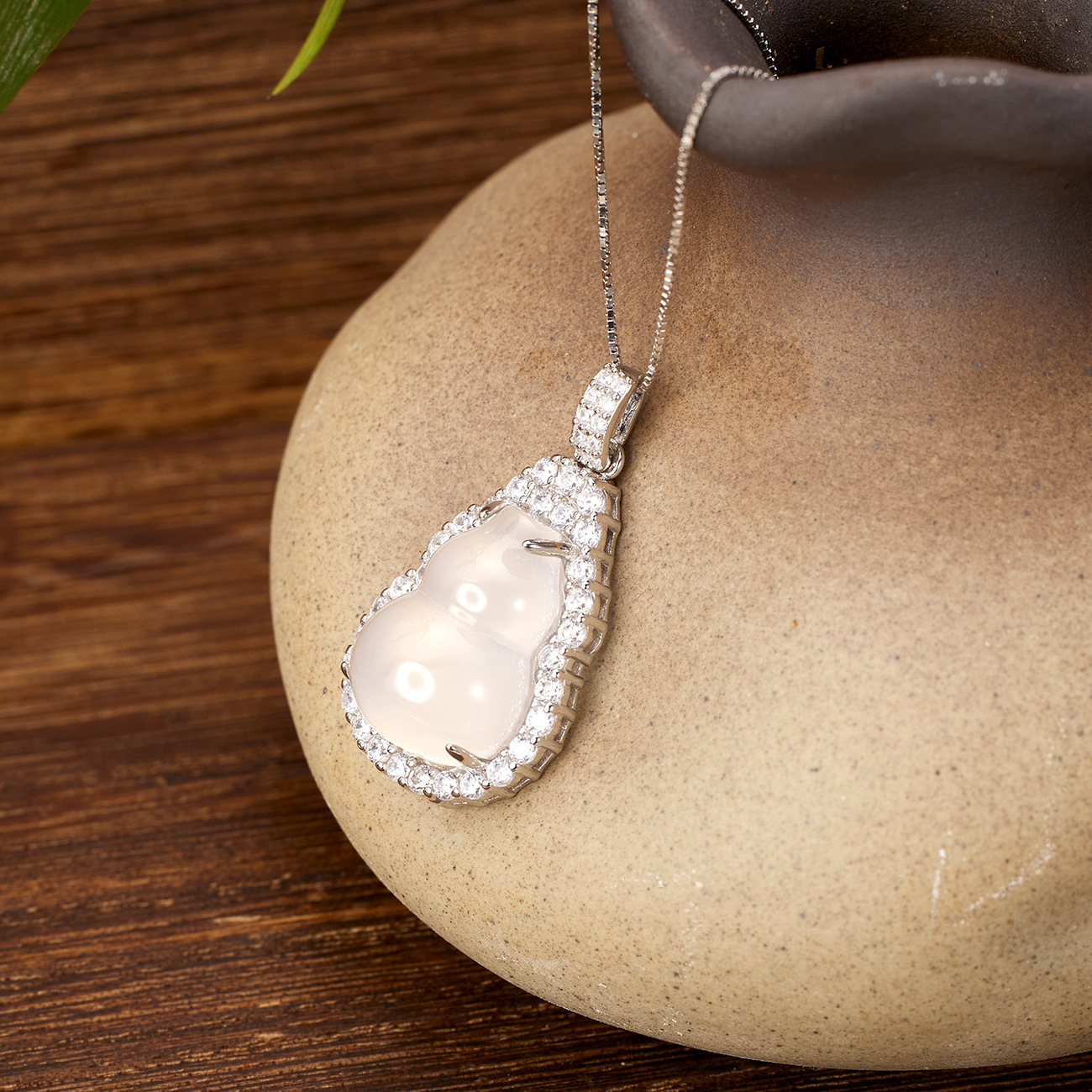 S925 Silver-white ice-transparent chalcedony Pendant, a trendy accessory for girls' high school, a grand and fashionable ice chalcedony gourd necklace Application Scenario