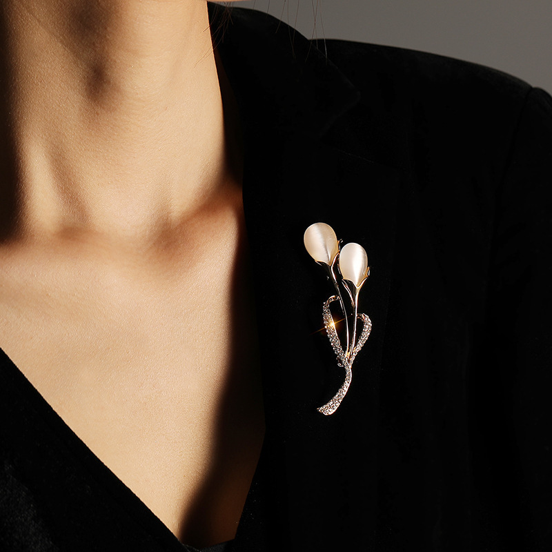 High-end cat's eye diamond-encrusted tulip crystal brooch, cute and unique Japanese-style narcissus brooch accessory, elegant corsage girl details Picture