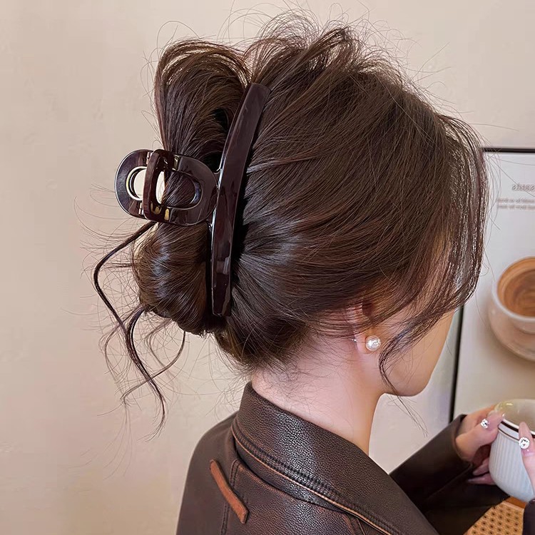 High-end chocolate-brown one-line grab clip, large shark clip, women's hairpin at the back of the head, 2025 new style clip wholesale Specification image