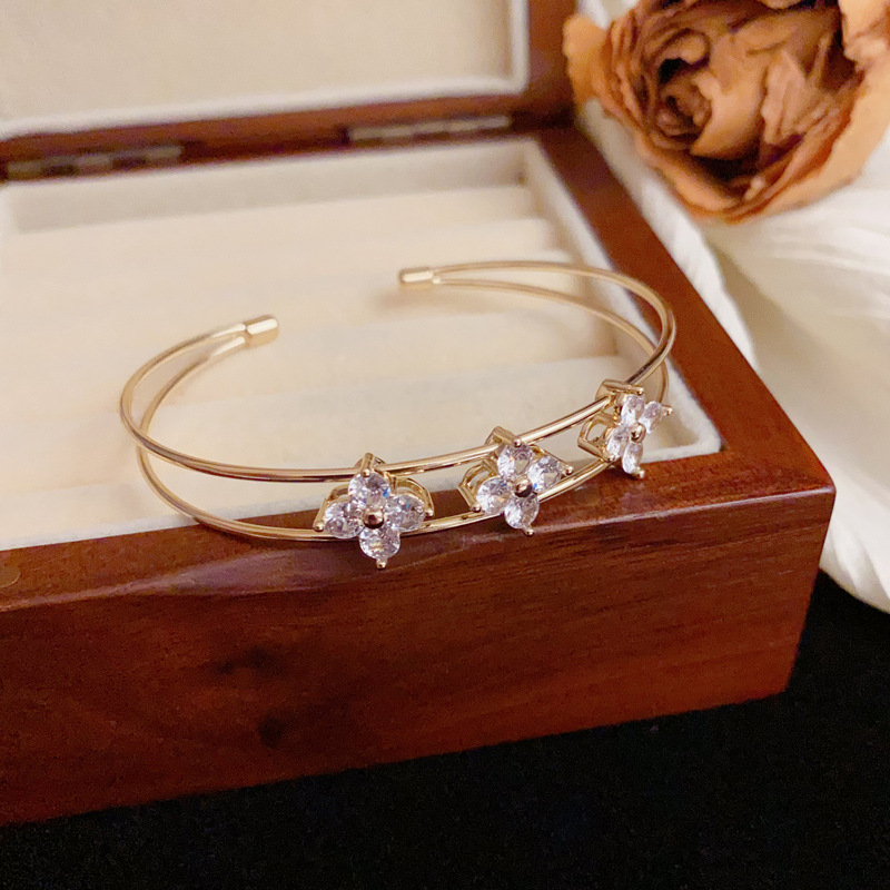 Wholesale of French light luxury, fashionable and retro diamond-encrusted four-leaf flower double-layer open bracelets with a unique and simple design sense