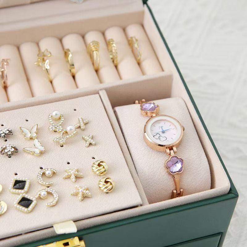 Multi-functional jewelry storage box, dust-proof portable large-capacity jewelry packaging box, ring box Application Scenario