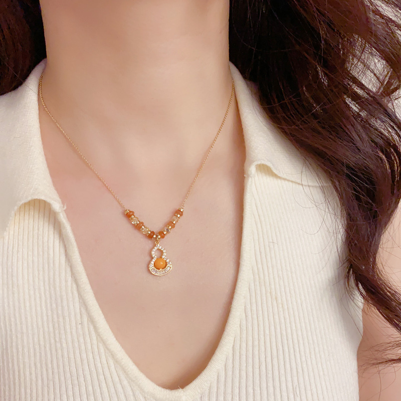A new autumn and winter fashion, light luxury, versatile beaded and diamond-encrusted gourd pendant necklace with a unique and simple design sense collarbone chain