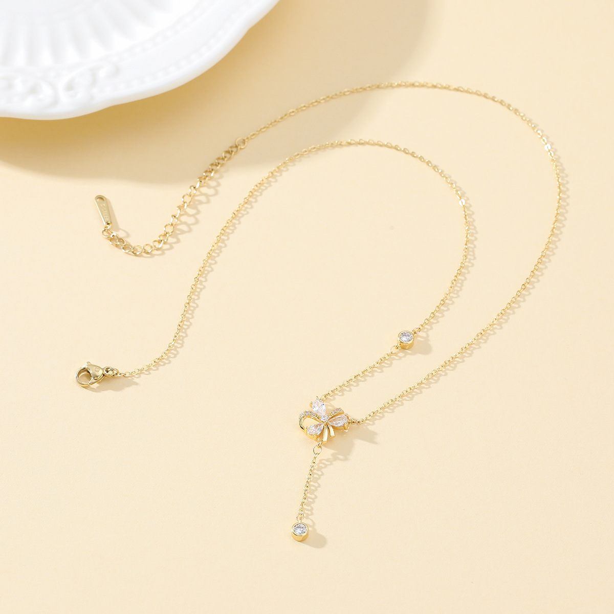 New copper-plated real gold and zircon necklace for women, light luxury fringed collarbone chain, InS-style flower pendant Application Scenario