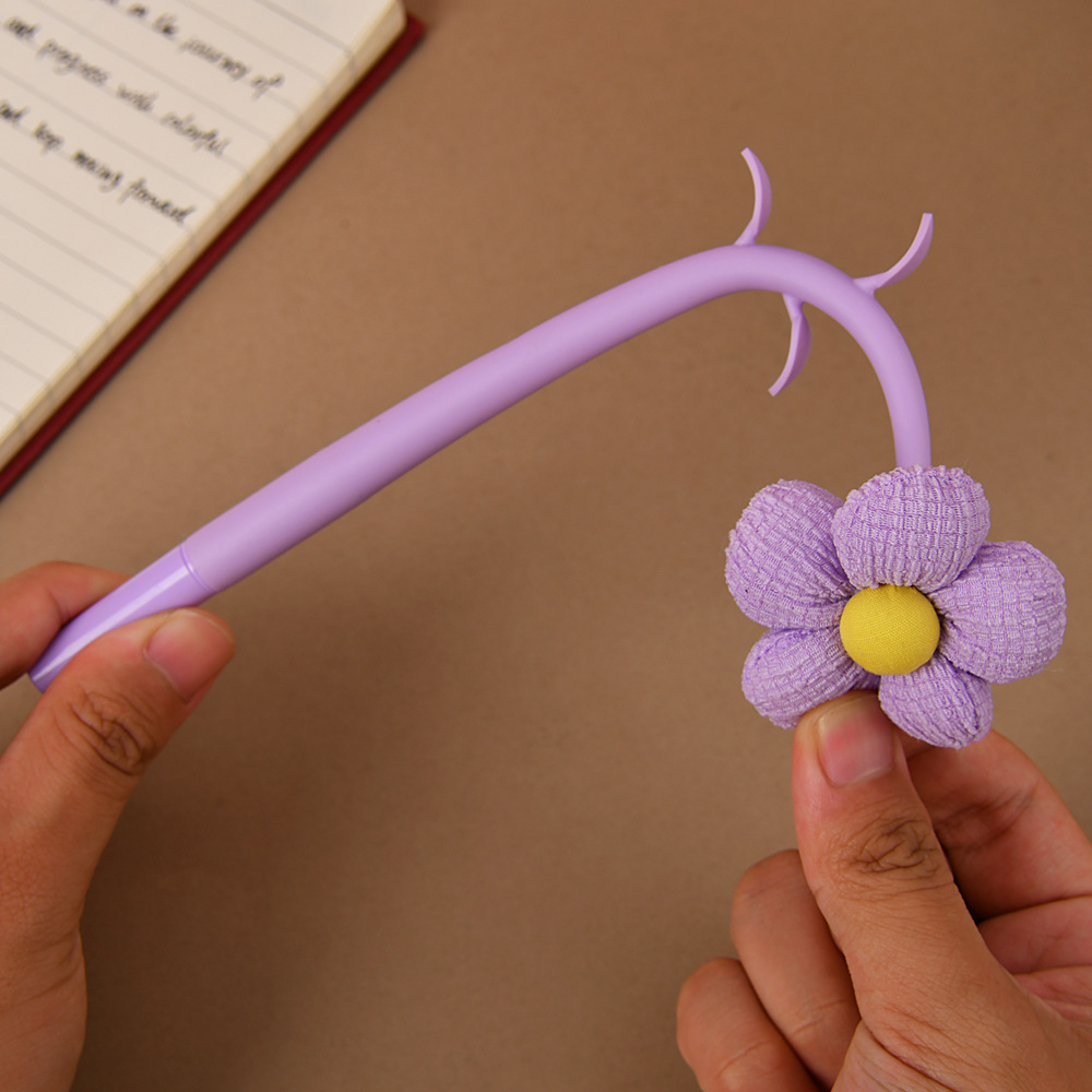 The new flower-shaped soft gel gel pen is cute and colorful with small flowers. It features a high level of appearance, a rocking pen, a signature pen and a water-based pen Application Scenario