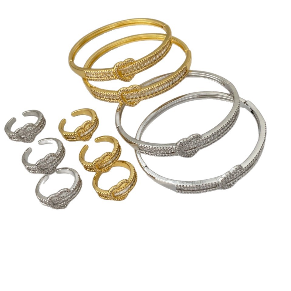 New 18K gold-plated bracelet with a light luxury style, heart-shaped zirconium-inlaid open ring bracelet, cross-border jewelry supply for women Item Picture