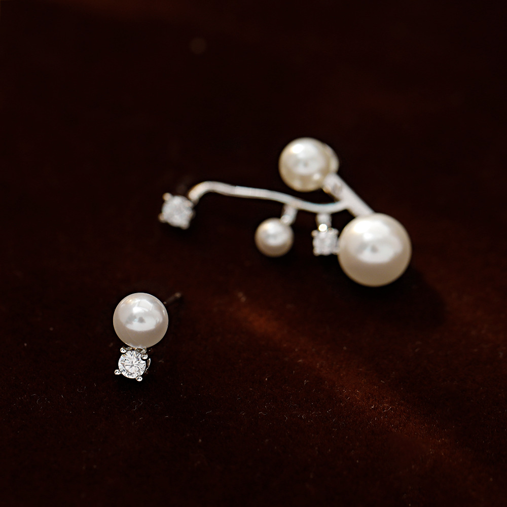 Hyacinth asymmetrical diamond and pearl earrings are fashionable, light luxury, elegant and high-end. They are extremely beautiful, unique and attractive stud earrings Specification image