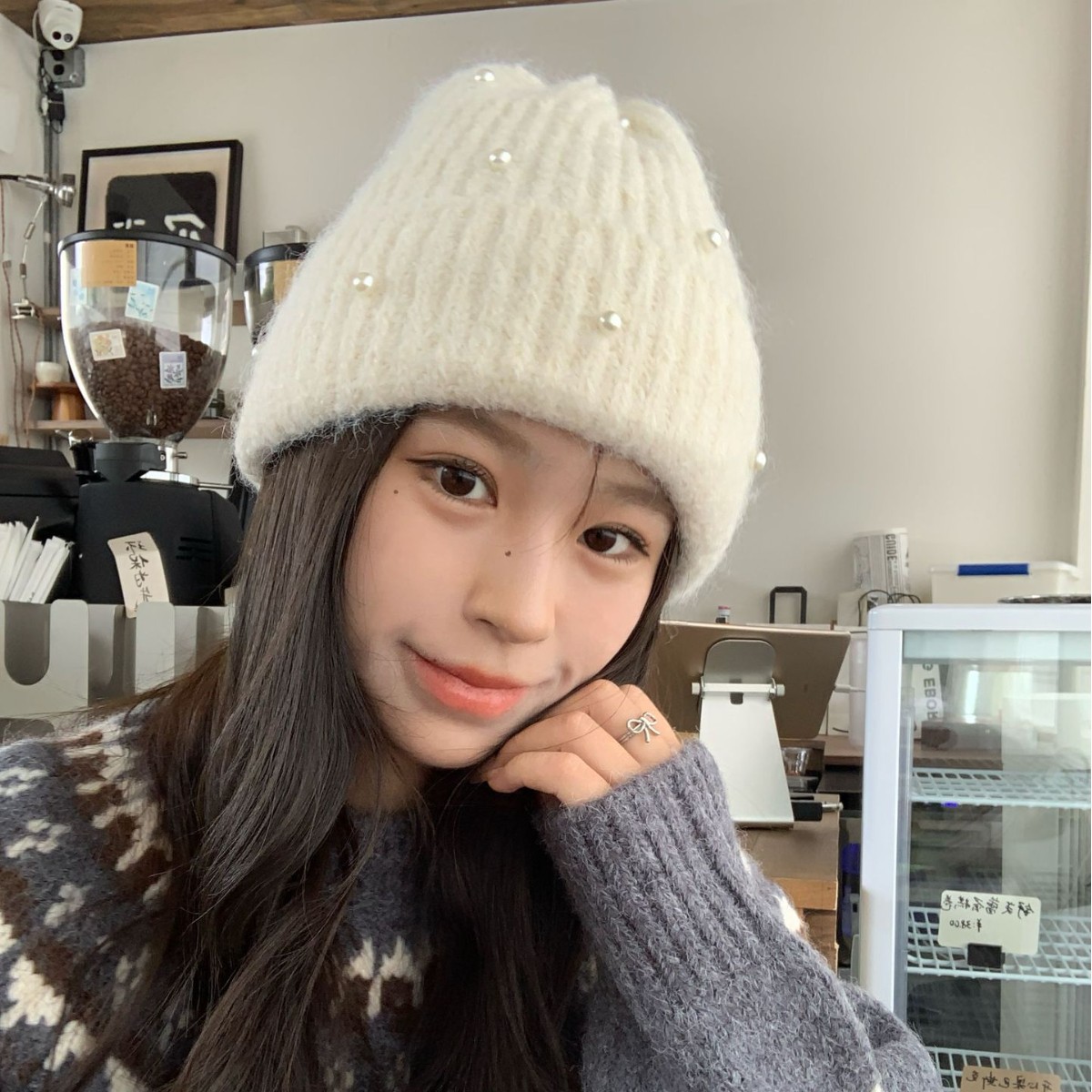 New autumn and winter heavy-duty pearl knitted woolen cap for women, a versatile ear-protecting knitted cap that makes the face look slimmer, keeps the head warm and cool Specification image