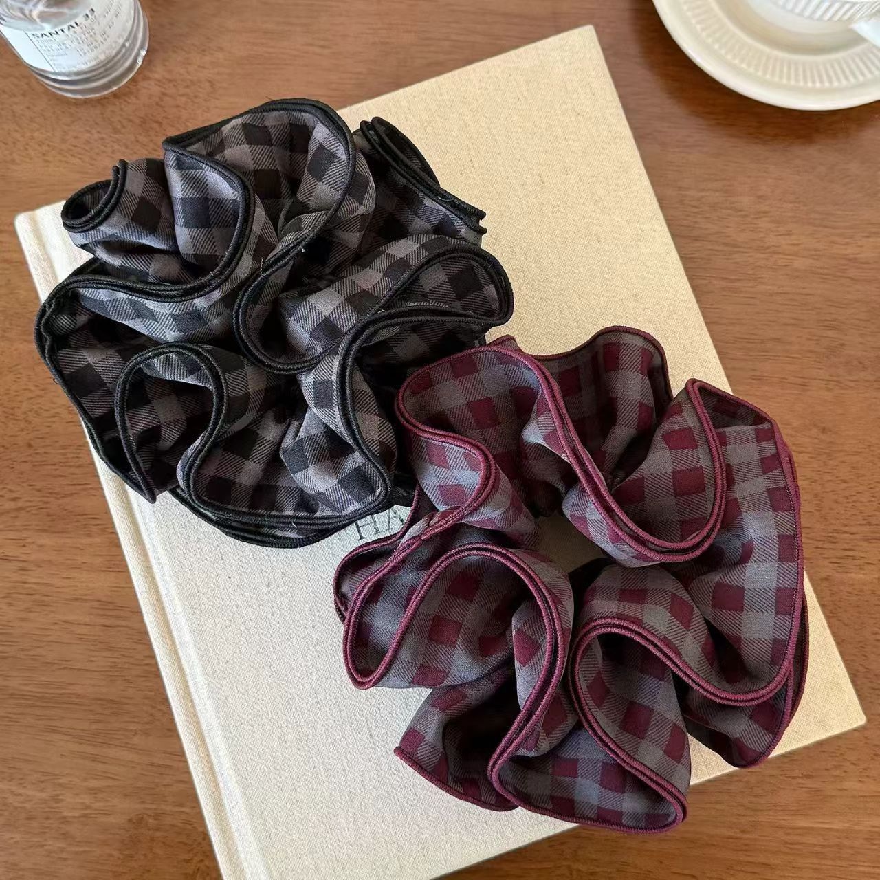 The same style of large intestine hair tie as Zhao Lusi, with a light luxury grid and a high-end feel, is a popular online hair tie. It is a bun hairstyle decoration hair tie Specification image