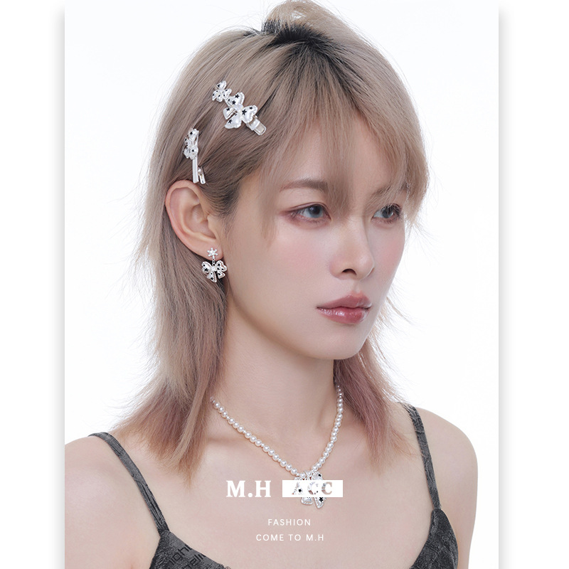 The Star Print Bow series earrings feature a sweet and cool feminine style, are fashionable and versatile, and have an exquisite original design. They are 925 silver needle earrings Specification image