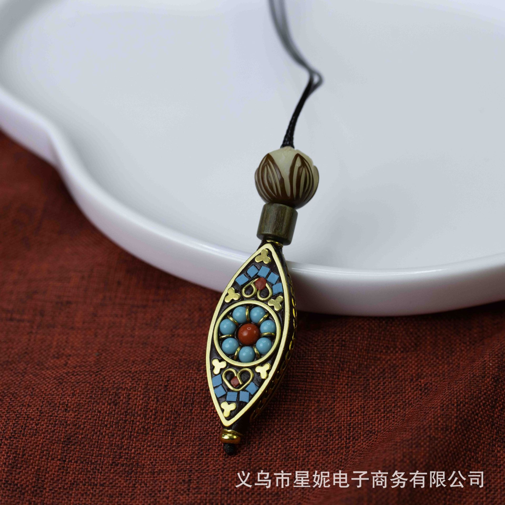 Thangka copper gold-plated pendant decorations, guitar necklaces, silver jewelry accessories, fashionable, individual and trendy accessory matching Specification image