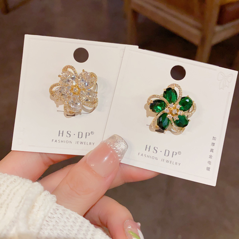 Wholesale of French light luxury, fashionable and high-end brooches slightly studded with zirconium petal buttons, which are unique, exquisite, versatile and super dazzling