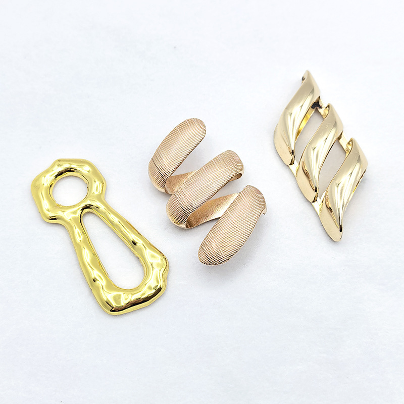 Creative and fashionable metal irregular-shaped decorative clasp, versatile suit jacket, exquisite and personalized brooch accessory Application Scenario