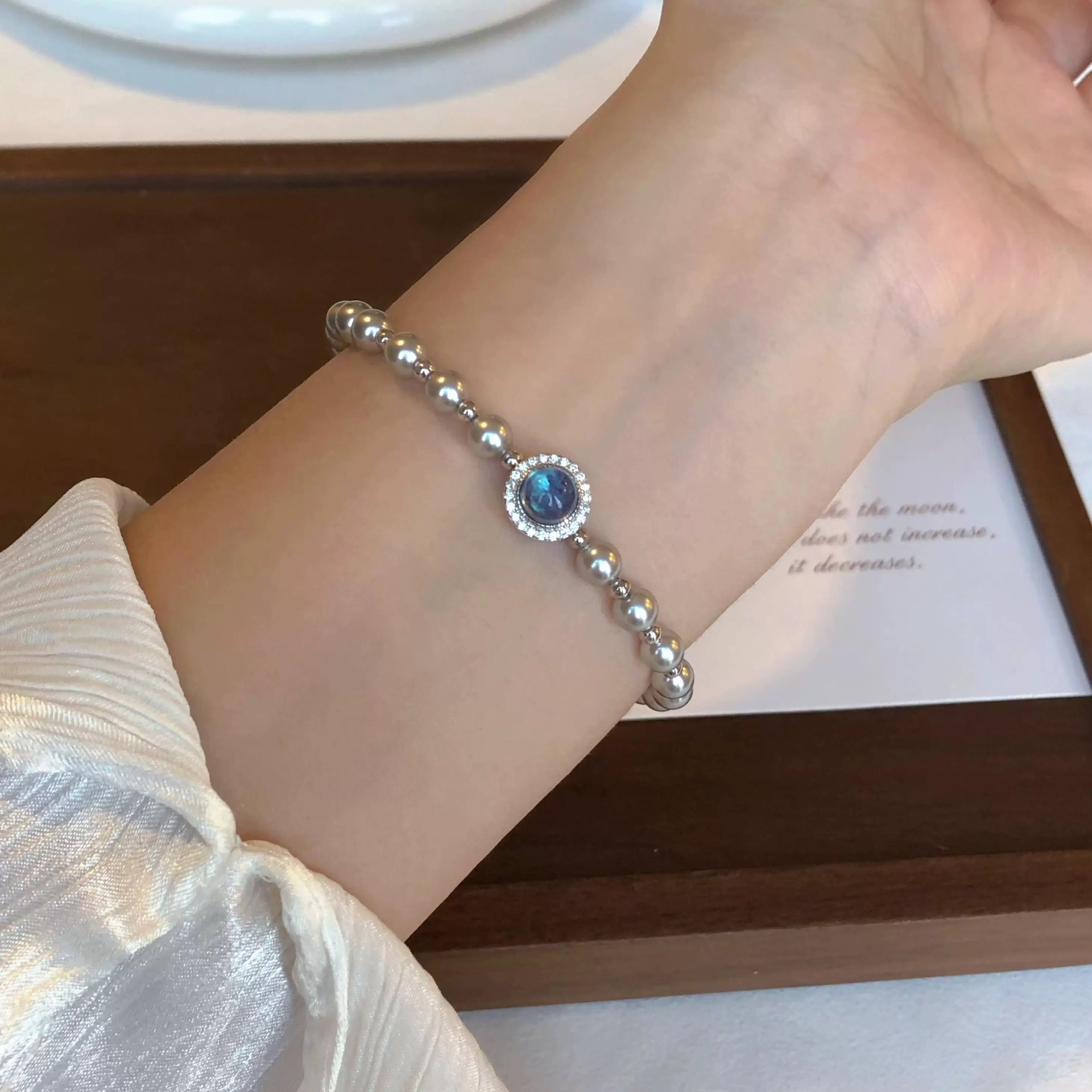 French irregularly shaped pearl bracelet for women, a niche, light luxury, exquisite and fashionable golden half bracelet accessory Application Scenario