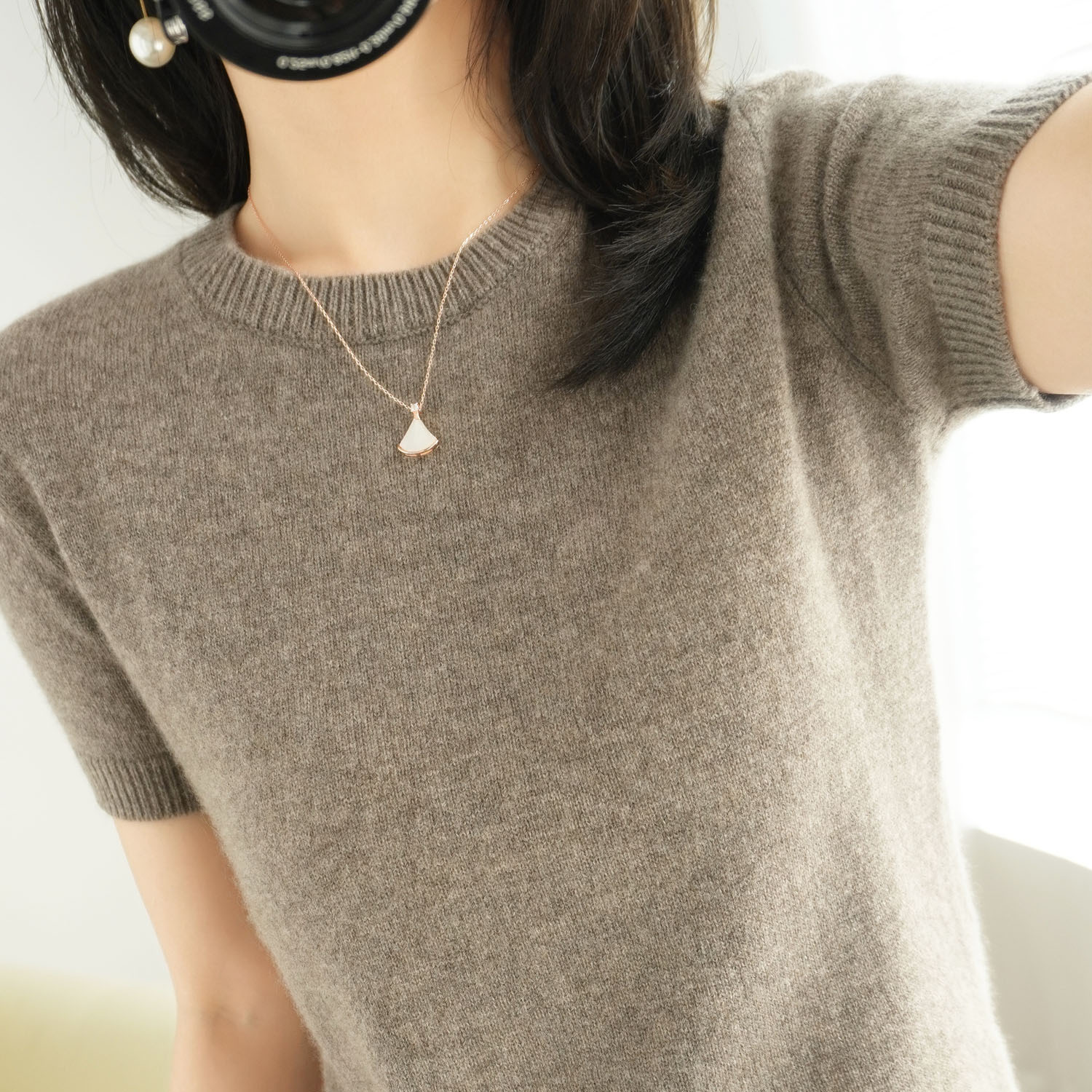 A pullover sweater, a women's non-cashmere round-neck short-sleeved loose T-shirt, paired with a knitted sweater as a base layer, a short top for spring and autumn Application Scenario