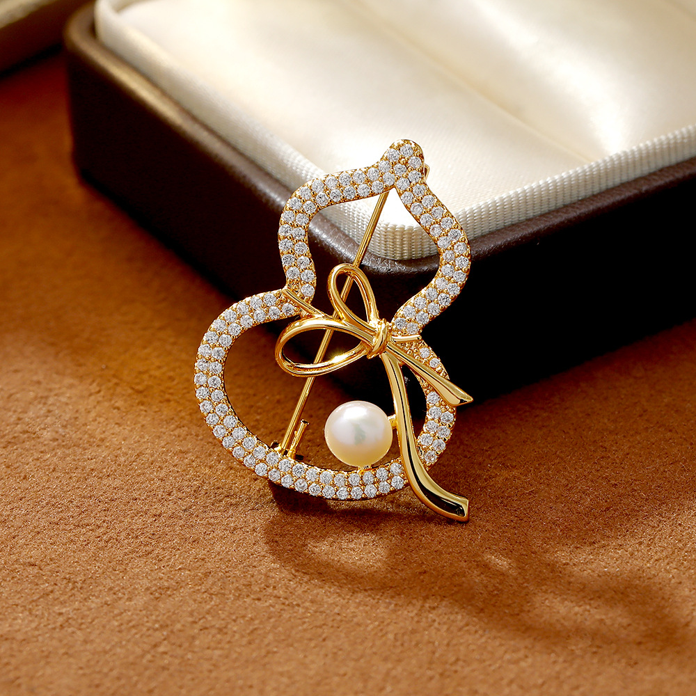 Hyacinth live-streamed high-end best-selling brooches, women's fashion, light luxury, elegant and high-end gourd-shaped pins, 2026 new trendy accessories Application Scenario