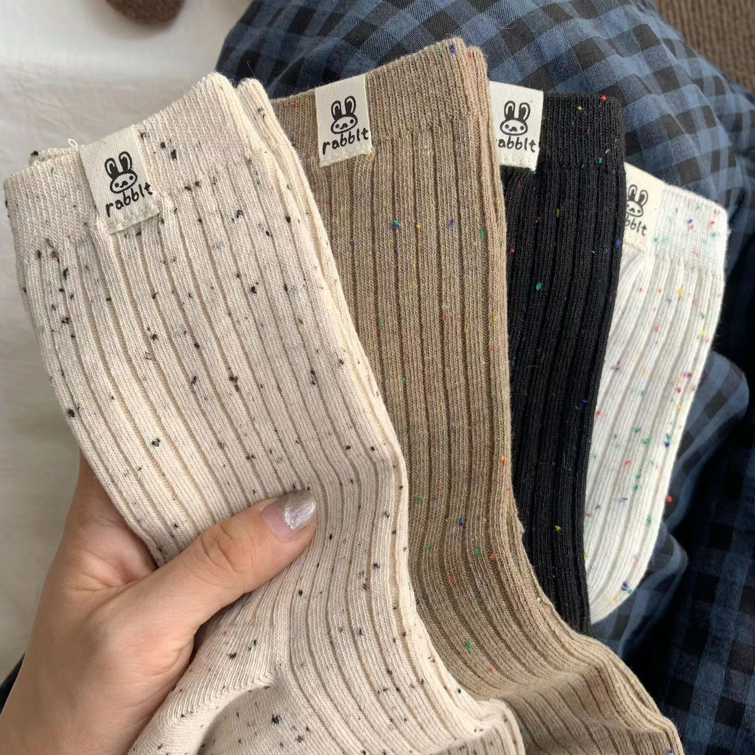 Carefully selected brown socks for women in autumn and winter, featuring a trendy Korean-style dot-yarn cloud school style mid-calf sock for women on Douyin