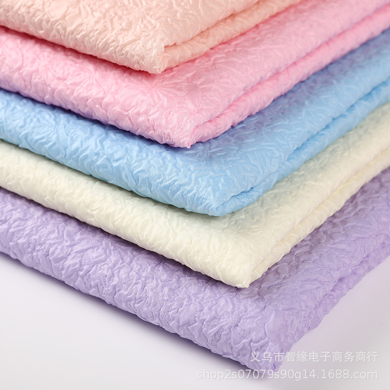 The manufacturer has in stock three-dimensional chrysanthemum embossed bubble fabric, flower packaging materials, luggage accessories, double-layer bubble fabric and composite fabric details Picture