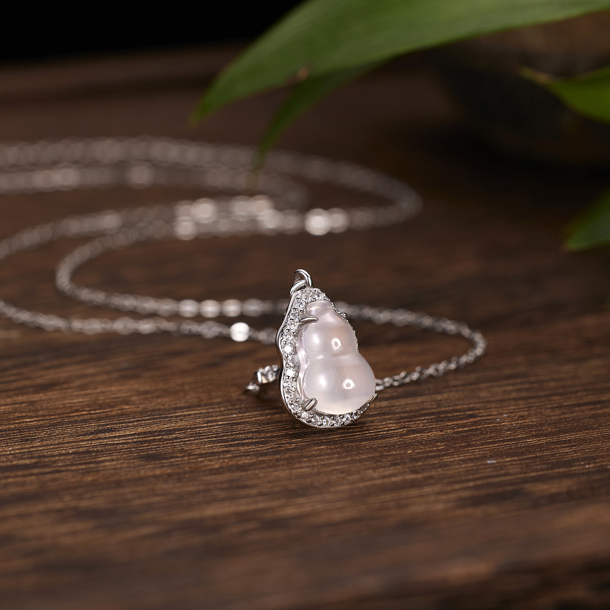 The new men's and women's pendant chalcedony gourd necklace is fashionable, simple, versatile and high-end collarbone chain accessory Specification image