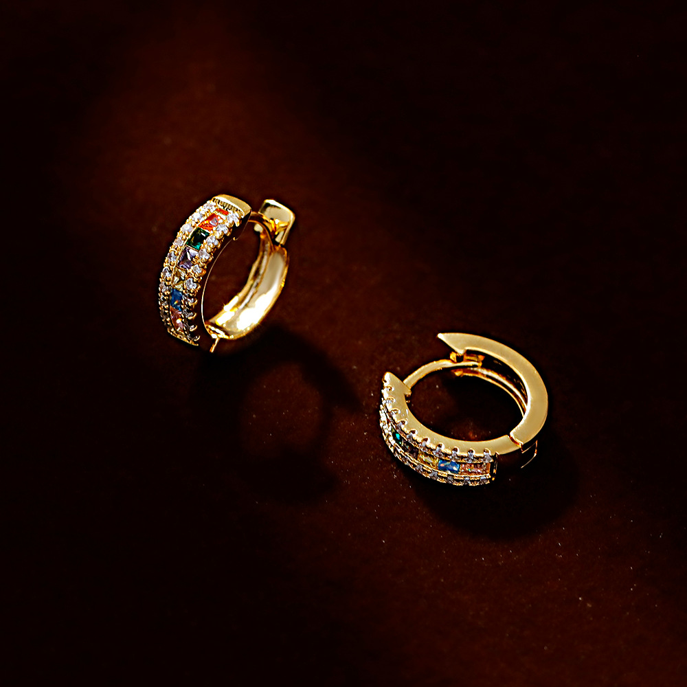 Hyacinth exquisita pequeña oreja hebilla ligera extravagancia sensación alta versatilidad aretes únicos nicho sentido del diseño pequeño nuevo estilo orejeras de moda mujer Application Scenario