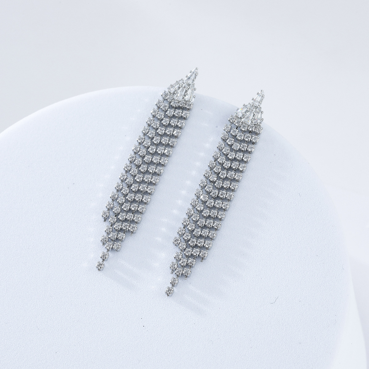Light luxury tassel, high-end and elegant, versatile earrings, copper-plated with real gold and zircon for color retention, S925 silver needle, super fairy-like earrings Specification image