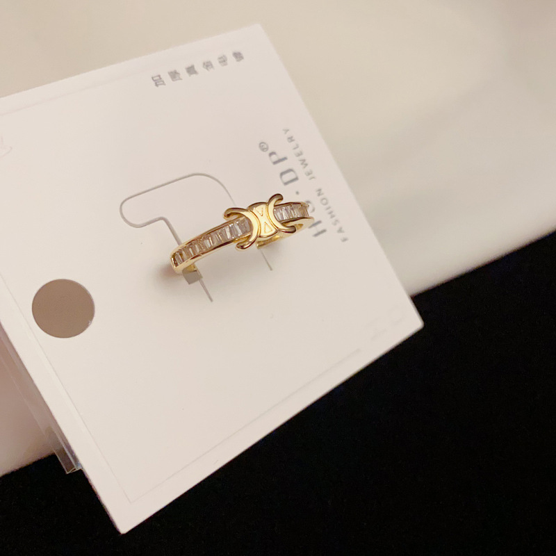 This is a unique and fashionable design with a slightly inset letter "C" and an open arc de Triomphe ring. It exudes a French charm and is a retro, light luxury index finger ring for women details Picture