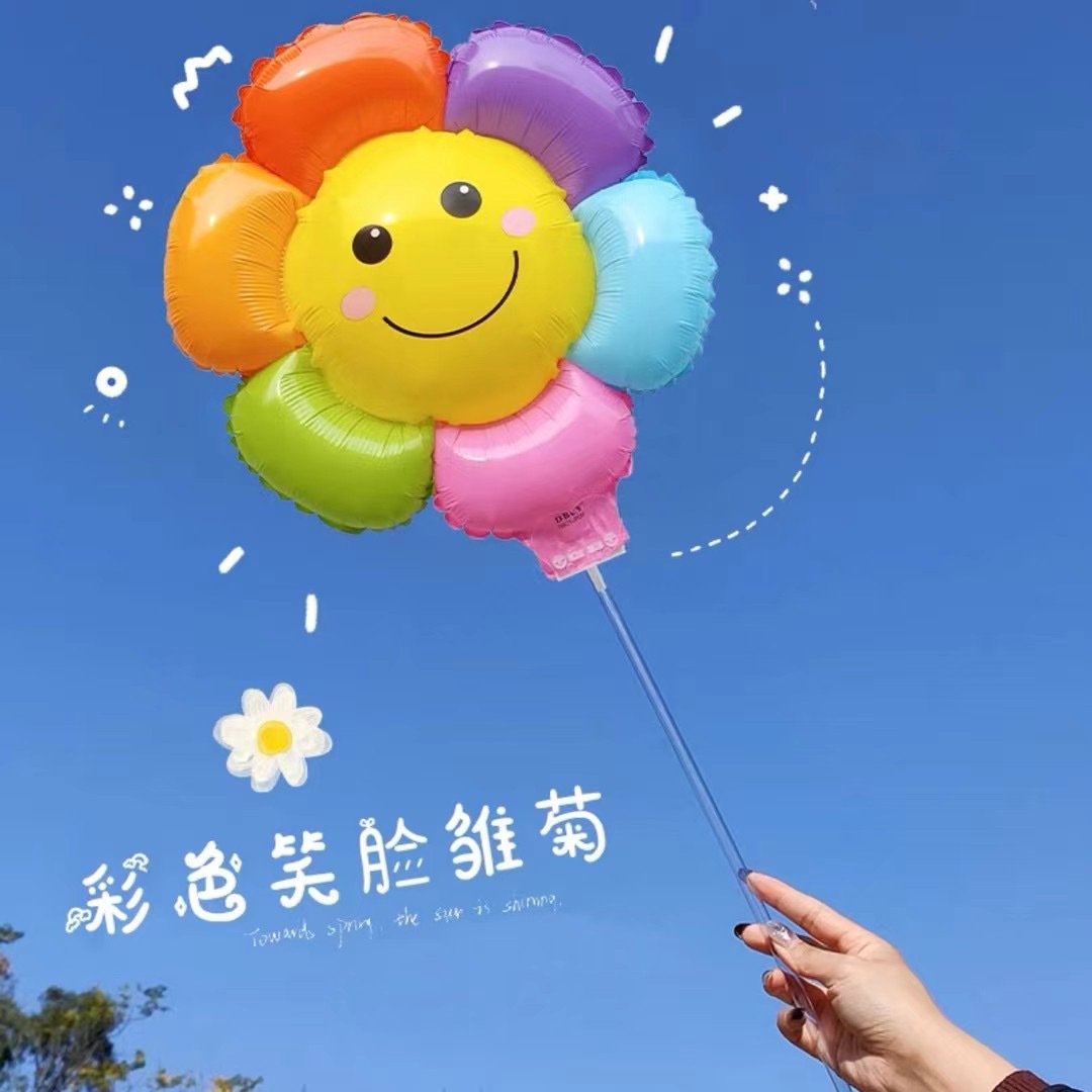 Holding sunflowers, smiling faces, decorative props, clips, small Daisy balloons, taking photos, ground promotion, scanning codes, and small gifts Application Scenario