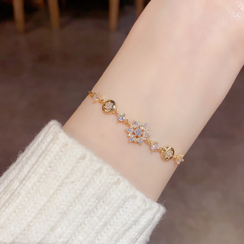 This is a unique and exquisite light luxury bracelet with a high-end and fashionable Japanese and Korean style, featuring a slightly inlaid zircon flower pull-out design details Picture