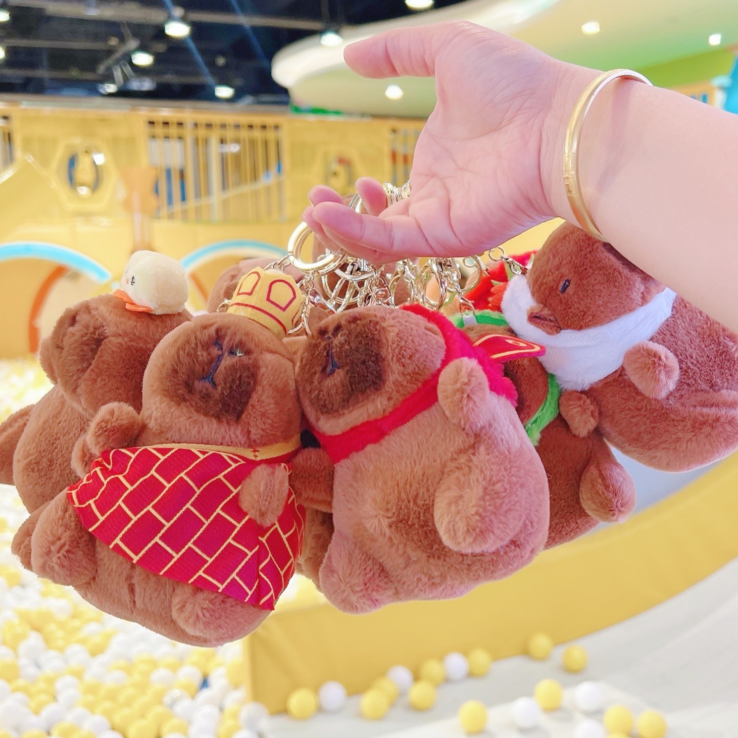 Wholesale of Xiaohongshu guinea pig doll schoolbag pendants, small accessories, plush Kapipala capybara dolls, keychains