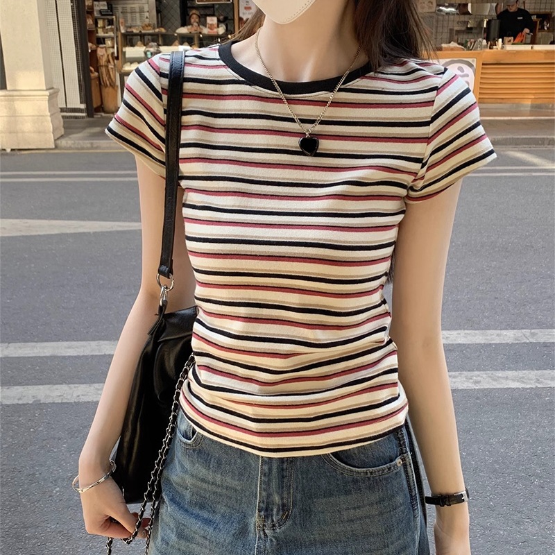 This is a new retro color-blocking striped short-sleeved T-shirt with a unique design sense for the summer of 2025. It is a versatile top for women to slim and look good full figure