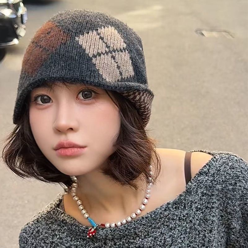 One-piece dropshipping [Hat + Scarf] Retro diamond-shaped checkered knitted woolen hat for women, fashionable and warm for autumn and winter, ear-protecting pile hat, street stall scarf Application Scenario