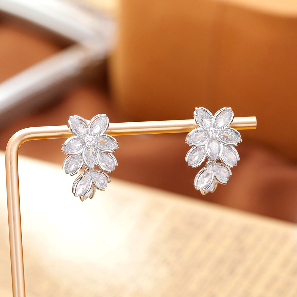 Hyacinth moda temperamento luz extravagancia brillo zirconita flor pendientes pendientes mujer 2025 tik yin boom premium orejeras únicas Application Scenario