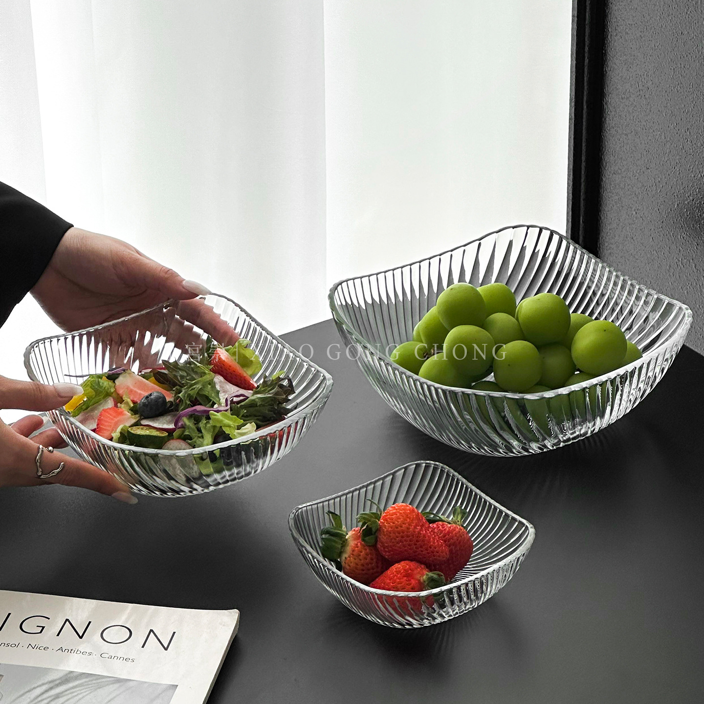 High-end glass fruit plate, living room coffee table, fruit plate, light luxury snack display plate, striped salad bowl details Picture