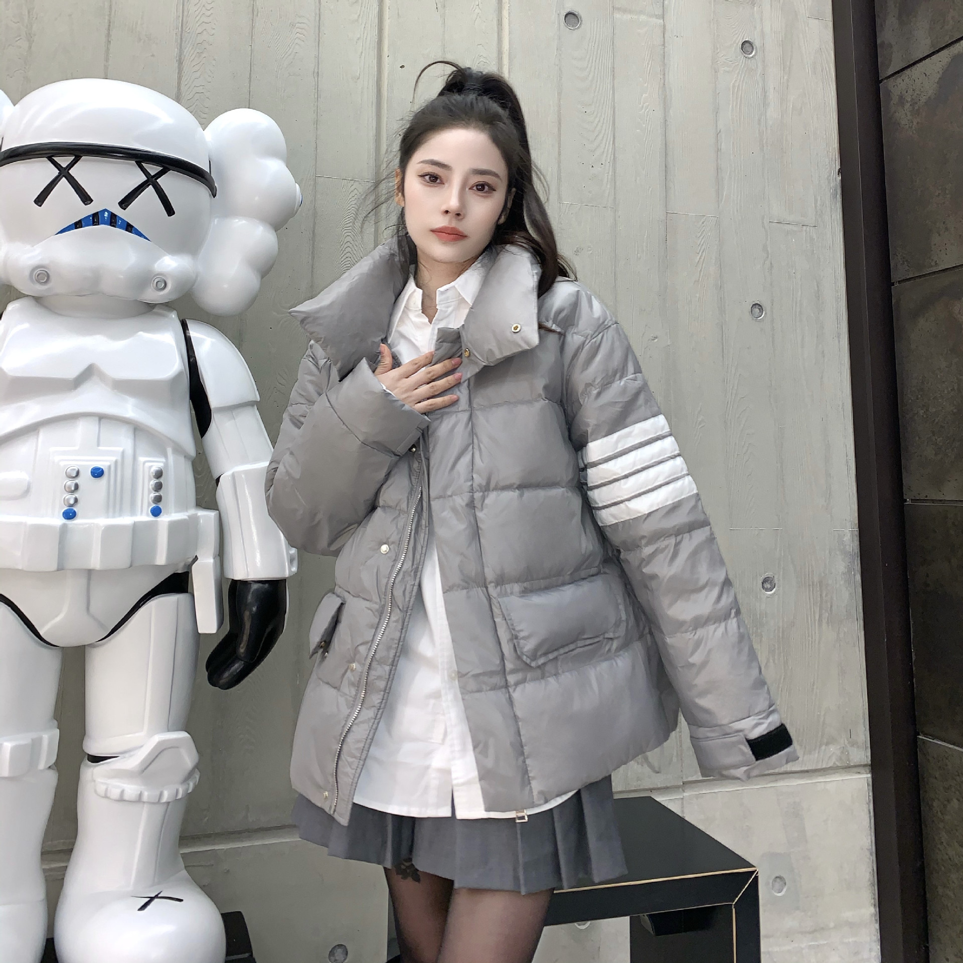 TB Women's classic winter four-bar down jacket, a trendy, fashionable, casual and versatile down jacket for both men and women details Picture