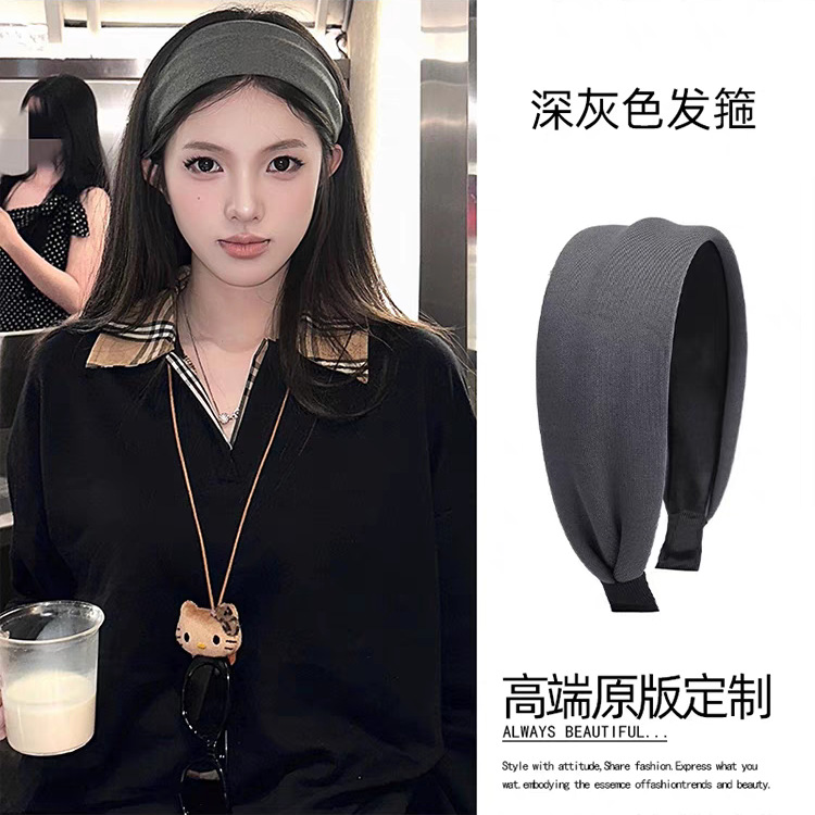 The wide-brimmed headband for women, featuring a high-end grey knitted headband with a wide headband accessory, is the same style as the one worn by the Instagram blogger