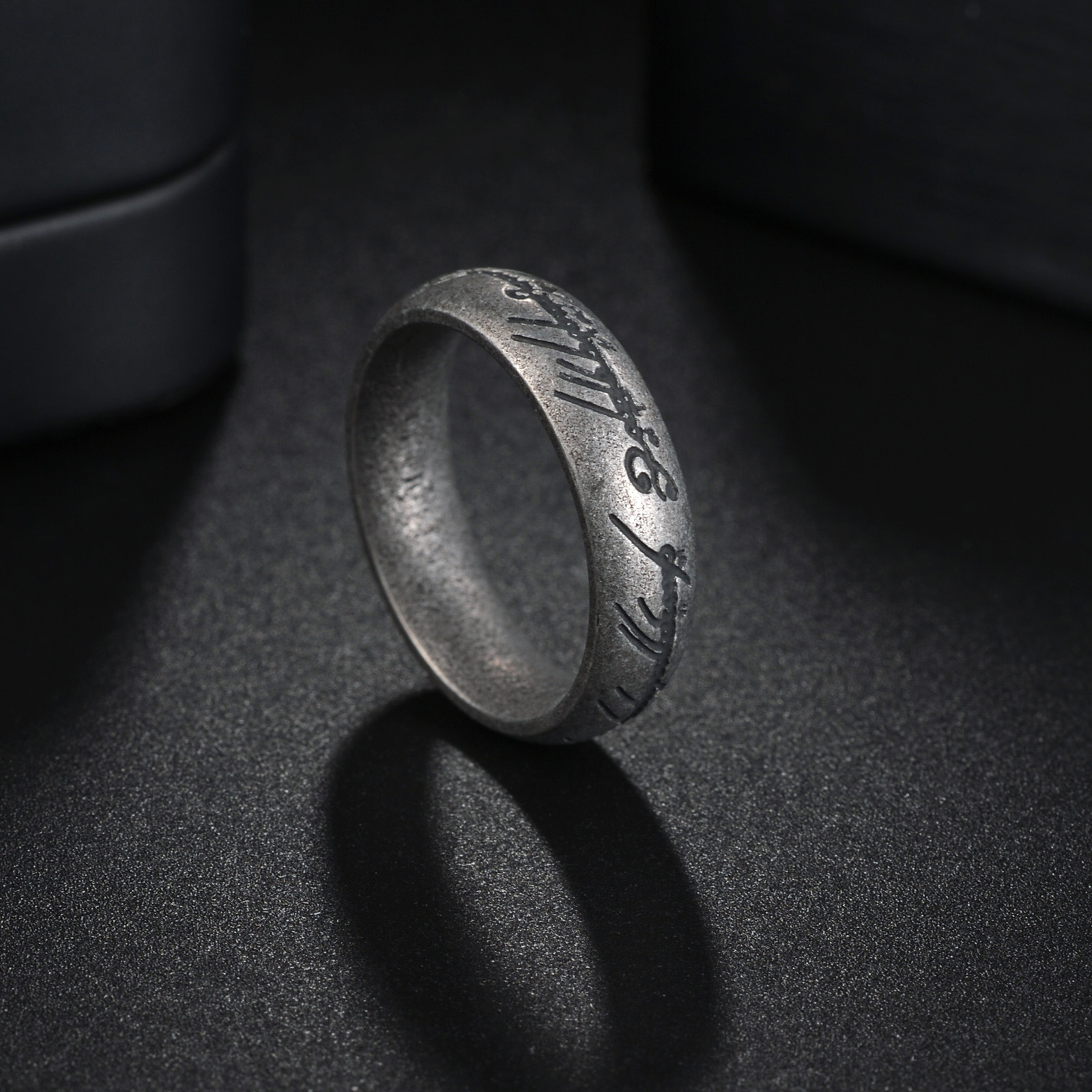 2024 Amazon's popular new European and American jewelry, aged titanium steel men's ring, the King of Rings Application Scenario