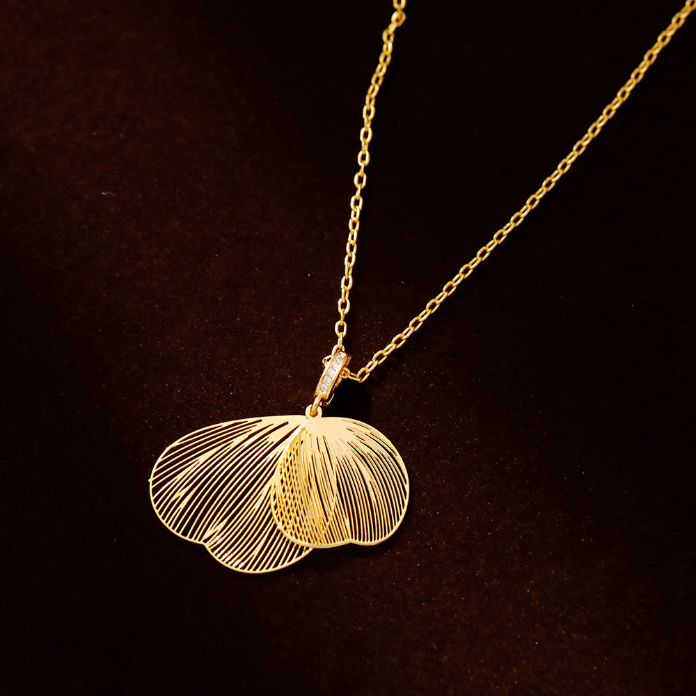 Hyacinth Douyin's best-selling hollowed-out leaf necklace, with a fashionable, light luxury and high-end feel, is a copper-plated 18K gold universal buckle pendant collarbone chain