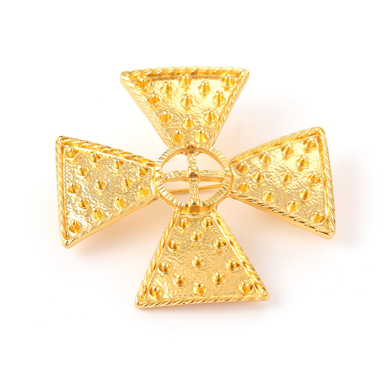 New wholesale vintage golden embossed metal texture brooches, pins and accessories with a cross shape, versatile and light luxury fashion Item Picture